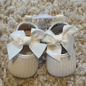 Never worn White NB Shoes with Bows